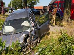 Auto raakt van de weg en komt in sloot tot stilstand