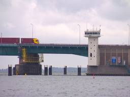 De verkeersbeperkingen op de Haringvlietbrug gelden tot 2023 (foto: Erik Peeters).