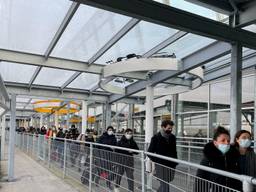Eindhoven Airport heeft voor de reizigers een overkapping gekregen. 