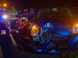 De gecrashte auto waarin de vrouw zat, werd geraakt door een andere automobilist (foto: Walter van Bussel/SQ Vision).