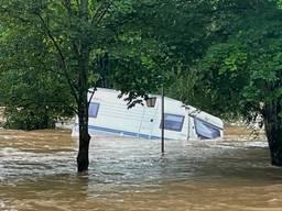 Een drijvende caravan op de camping van Guus (foto: Guus van den Hofstad).