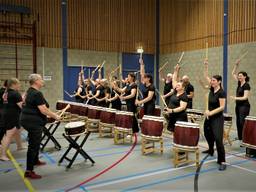 Tomodachi Taiko oefent Japanse percussie in Rijsbergen. (foto: Raoul Cartens)