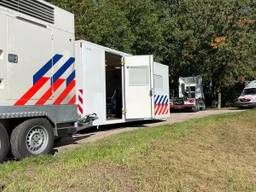 De politie doet zondagmiddag onderzoek rond De Margriet in Helvoirt en een vijver (foto: politie). 