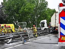 Bestuurder van bestelbus (59) overleden bij ongeluk met vrachtwagen op A27