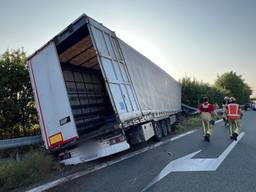 Ernstig ongeluk met vrachtwagen op A2: veel auto's geraakt, weg dicht