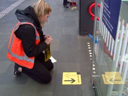 Coronastickers op het station in Eindhoven.