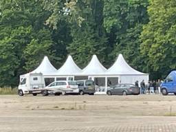 De tenten zijn neergezet door de gemeente en worden later deze week weer afgebroken (foto: Omroep Brabant).