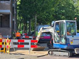 Enexis is met man en macht aan het werk in Menshoef (foto: Collin Beijk).