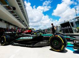 Lewis Hamilton in zijn Mercedes met op de zijkant het logo van Signify (foto: Mercedes-AMG PETRONAS Formula 1 Team/Signify)