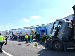 Meerdere vrachtwagens waren bij het ongeval betrokken (foto: Tom van der Put/SQ Vision).