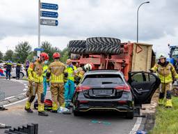 De bestuurder zat bekneld in de wagen (foto: SQ Vision/Iwan van Dun). 
