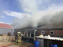 De brandweer bezig met het blussen (foto: Veiligheidsregio Midden- en West-Brabant).