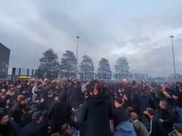 Feestende fans in Tilburg (foto: ultrassnl/Twitter).