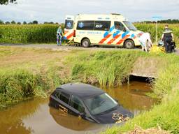 Automobilist wordt onwel achter het stuur en rijdt in sloot