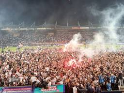 Supporters op het veld bij Willem II. (Foto: Leon Voskamp)
