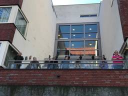 Bewoners en personeel van verzorgingstehuis Koningsvoorde in Tilburg zijn blij verrast. Foto: Linda Koppejan