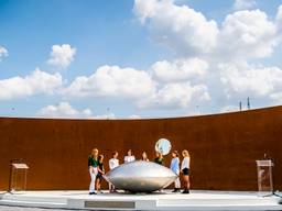 Acht vriendinnen lezen een gedicht voor tijdens de herdenking, vorig jaar, van de MH17-ramp (foto: ANP / Frank van Beek).