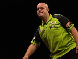 Michael van Gerwen begint vernieuwde Premier League darts met nederlaag (foto: Steven Paston/PDC).