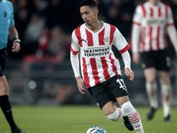 Mauro Júnior in actie tijdens de bekerwedstrijd PSV - ADO Den Haag (foto: ANP).