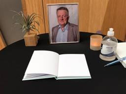 Het condoleanceboek en de foto van Jack de Vlieger (foto: gemeente Sint-Michielsgestel).