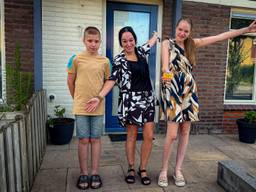Sem (12) moeder Ramona en Veerle (14) zijn helemaal blij met de Gouden Kermispas