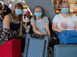 Stress bij reizigers  Eindhoven Airport: 'Blij als we er zijn'