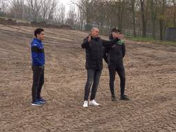 Organisator Dollevoet met de coureurs Coldenhoff en Van de Moosdijk in Oss (foto: Omroep Brabant).