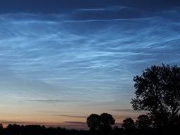 Lichtende nachtwolken boven Gilze (foto: Wouter van Bernebeek).