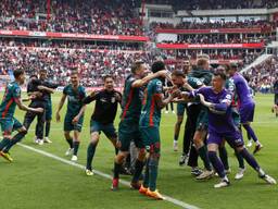 Feestende RKC Waalwijk-spelers na de handhaving. (Foto: ANP, Maurice van Steen)