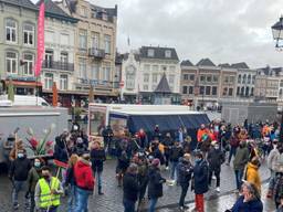 De markt in Den Bosch werd dinsdagochtend opgeruimd (Hotel Central in het midden aan de overkant)