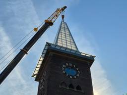 De torenspits staat bijna op de toren (foto: Niek de Bruin).