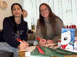 Alyshia en Anita schrijven honderden kerstkaarten voor eenzame wildvreemden (foto: Jan Peels)