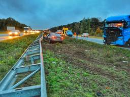 Hoe het ongeluk op de A67 bij Hapert kon gebeuren, wordt onderzocht (foto: Rico Vogels/SQ Vision).