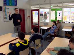 Martijn Holsappel vertelt zijn leerlingen over de aardbevingsramp in Turkije en Syrië.