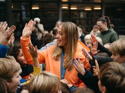 Renée van Laarhoven bij haar oude basisschool. (Foto: KNHB / Anne Veenendaal)
