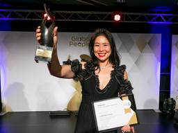 Yuwong Chou met haar Global People Award (beeld: Global People).