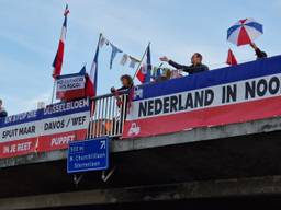 Sinds 11 juli staan de demonstranten elke werkdag op deze brug (foto: Noël van Hooft).