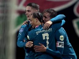 Spelers van PSV vieren de goal (Foto: ANP)
