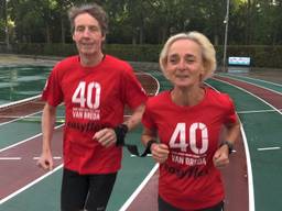 Johanny en Leon zijn tijdens de Singelloop met een elastiek verbonden.