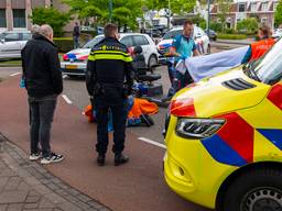 Het ongeluk gebeurde op de rotonde die de Raadhuislaan met de Kortfoortstraat verbindt (foto: Gabor Heeres/SQ Vision).