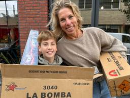 Moeder en zoon Joep kopen hun vuurwerk in Baarle Hertog (foto: Ronald Sträter).