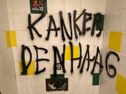 In Den Haag werd door NAC-fans onder meer een muur bij het toilet beklad.