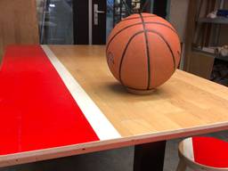 Van de houten basketbalvloer worden nu bureaus gemaakt (foto: Rogier van Son).