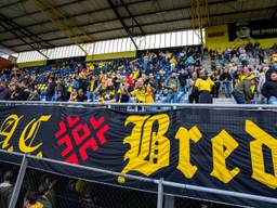 Steun van de supporters voor NAC in het Rat Verlegh Stadion (foto: Maric Media).