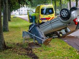 Auto slaat over de kop, bestuurder gewond naar ziekenhuis