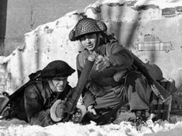 Canadese soldaten vuren een mortier af achter de kerk in Cuijk eind 1944 (foto: archief).