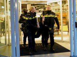 De politie draagt een demonstrant het ING-gebouw uit (foto: Bart Meesters / SQ Vision