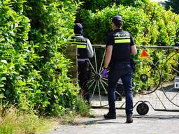 De inval bij Jan B. in Hulten (foto: Persbureau Heitink).