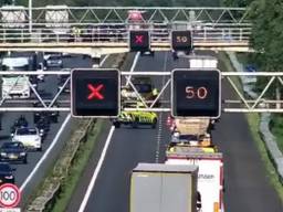 Eén rijstrook is afgekruisd op de A67 bij Someren (foto: Rijkswaterstaat).