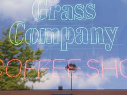 De gemeente Tilburg wil vestigingen van coffeeshop The Grass Company sluiten.